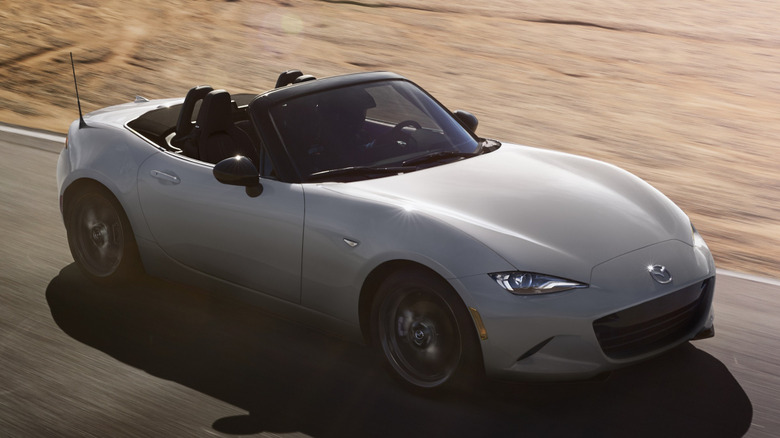 Front 3/4 view of Mazda MX-5 Miata