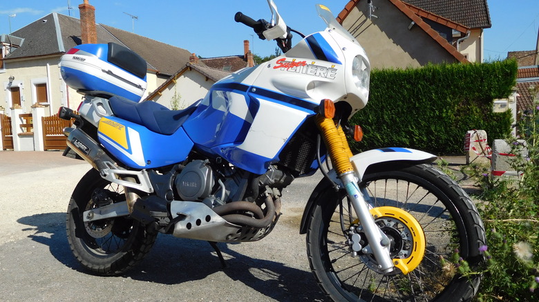 Yamaha XTZ750 Super Ténéré parked driveway