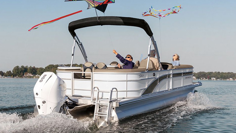 people on Bennington sx pontoon