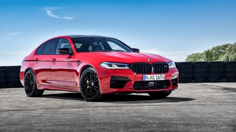 Front-right 3/4 shot of the BMW F90 M5 Competition