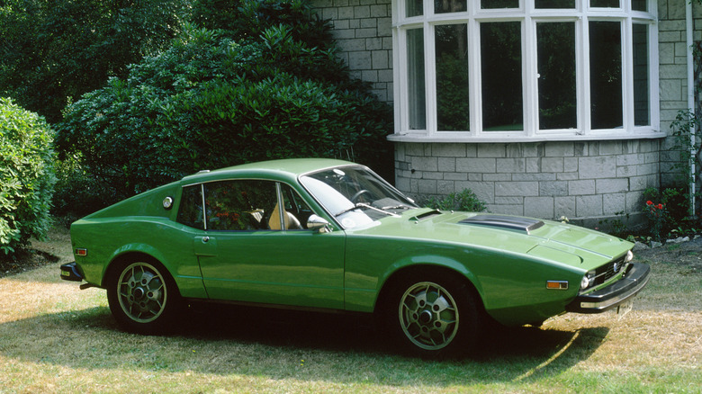 Green Saab Sonett in pretty yard