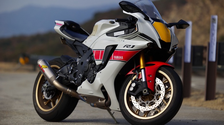 A Yamaha YZF-R1 parked, with mountains in the distance.