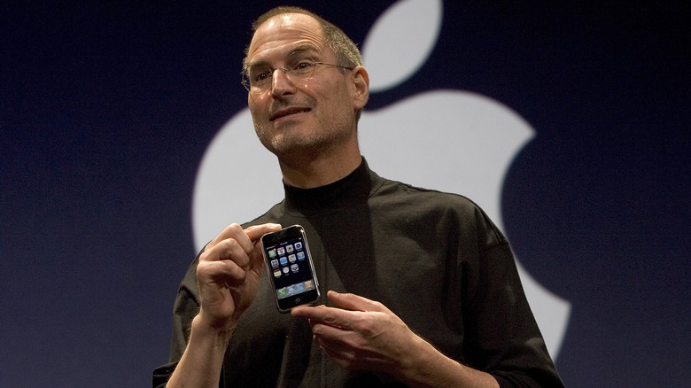 Steve Jobs unveils original iPhone