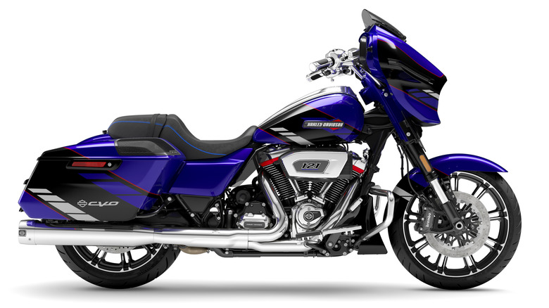 A sideview of the 2025 CVO Street Glide