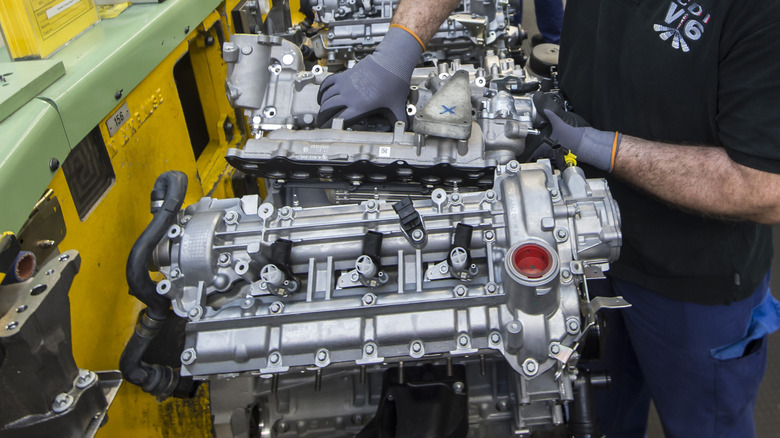 Mercedes-Benz diesel engine OM 642 being assembled