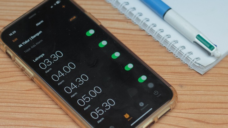 smartphone screen setting alarm
