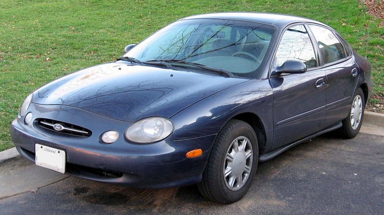 a Blue Ford Taurus in the parking lot