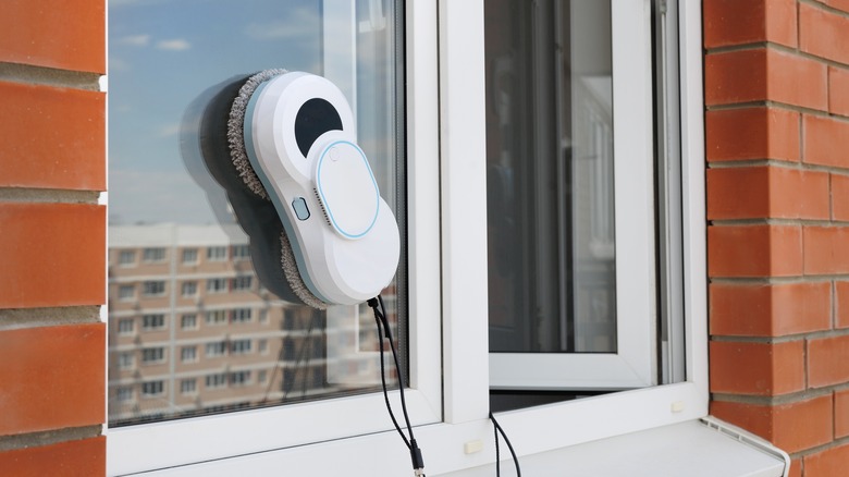 Smart window cleaner cleaning window