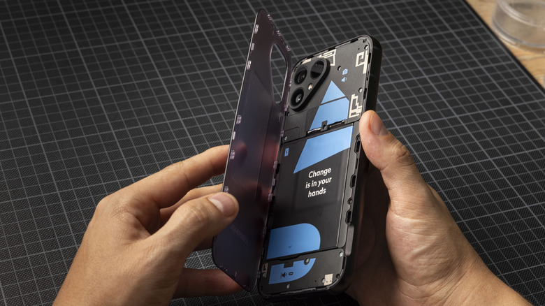 Hands removing Fairphone back cover