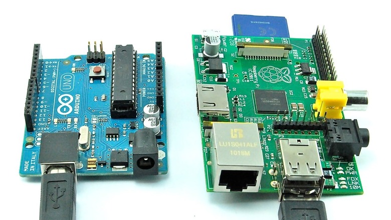 Arduino UNO next to Raspberry Pi