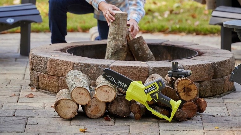 A pruning saw logs and battery