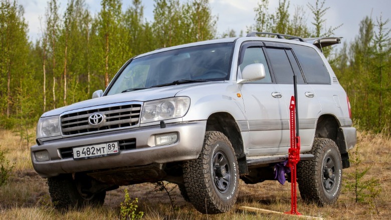 offroad jack lifting suv