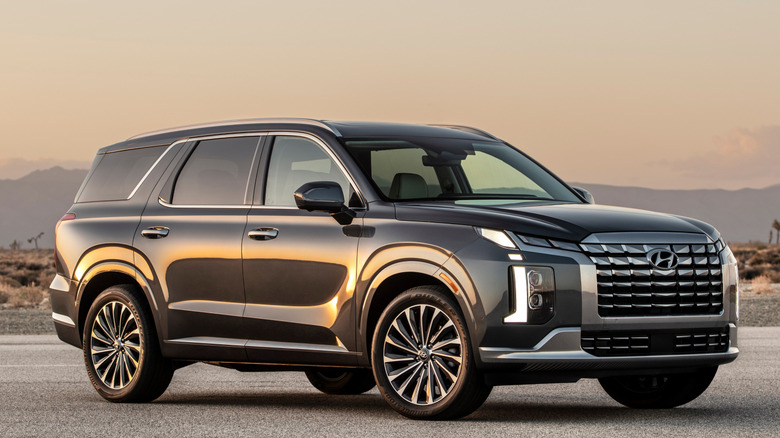 Front 3/4 view of 2025 Hyundai Palisade