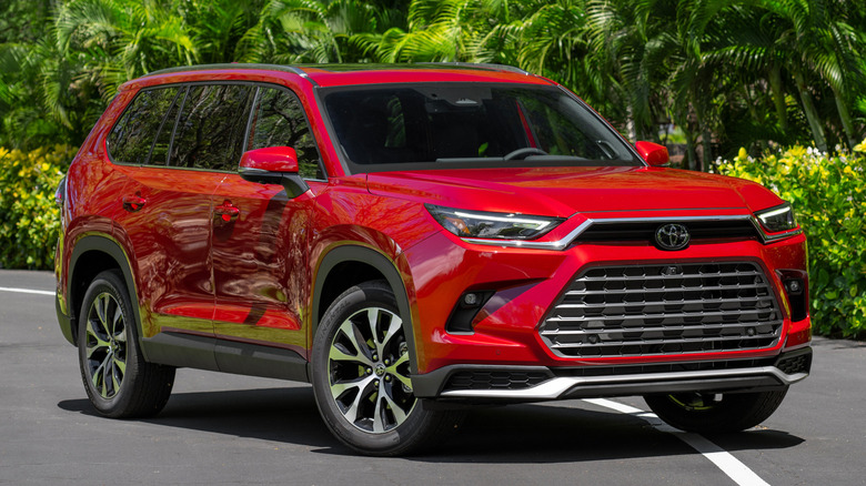 Front 3/4 view of 2025 Toyota Grand Highlander