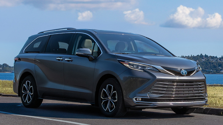 Front 3/4 view of 2025 Toyota Sienna