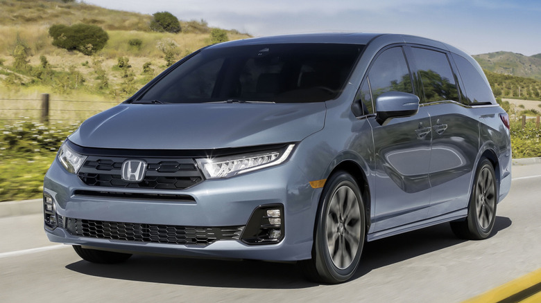 Front 3/4 view of 2025 Honda Odyssey