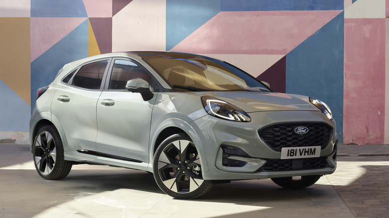 The facelift Ford Puma in Cactus Grey, front 3/4 view