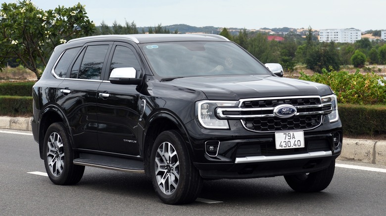 A black Ford Everest on the move in black, front 3/4 view