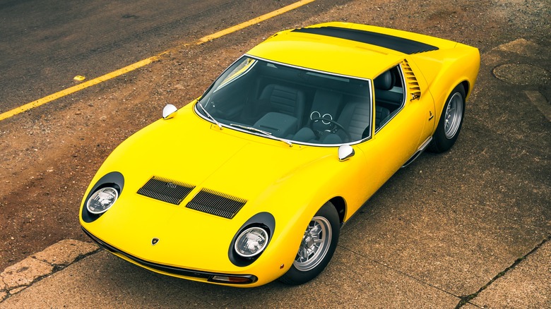 High front 3/4 view of Lamborghini Miura P400