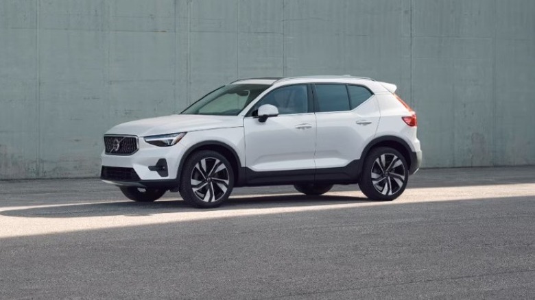 Crystal White 2025 Volvo XC40 parked next to a green wall