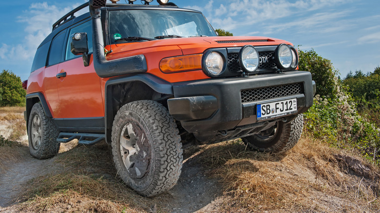 2007 Toyota FJ Cruiser climbing dune