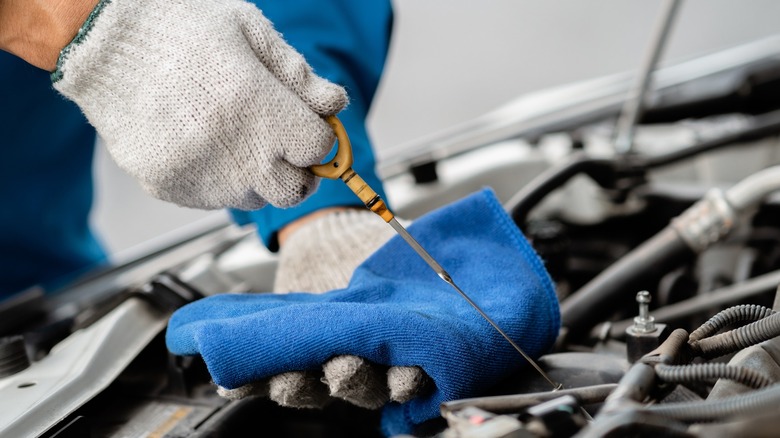 Checking vehicle's engine oil