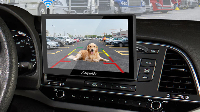 Carpuride W901 Pro, displaying backup camera