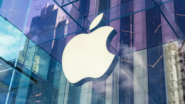 Exterior of 5th Ave Apple Store