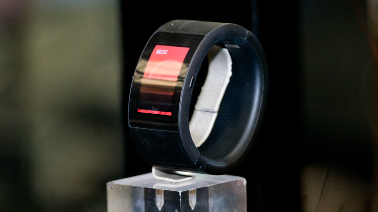 PULS smart band on display