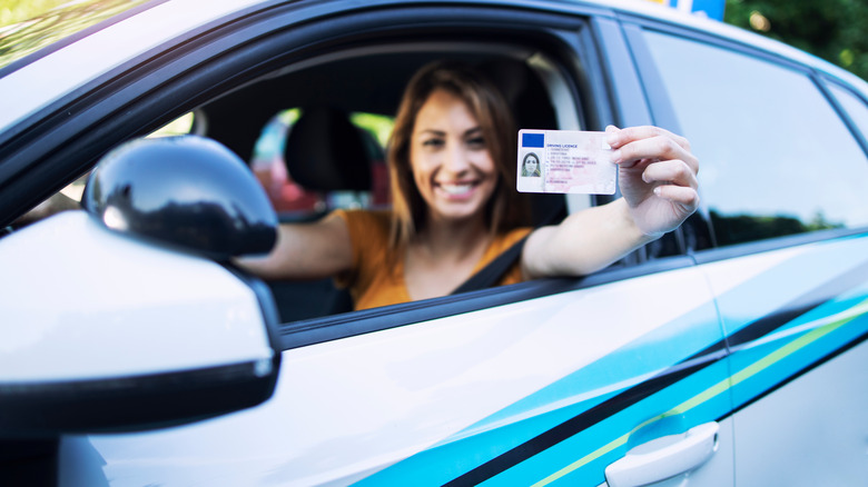 driver holding license out window