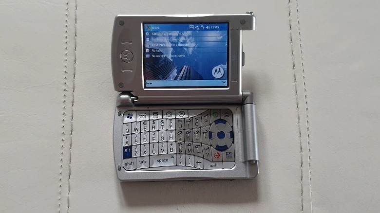 Motorola Mpx phone shown open