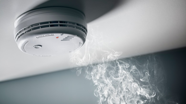 Smoke detector with smoke rising