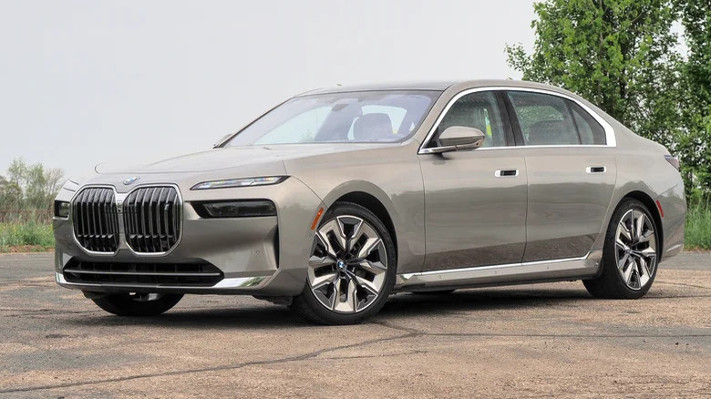 2023 BMW i7 in the rain