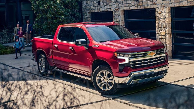 Front angle view of the Chevy Silverado Crew Cab Short bed