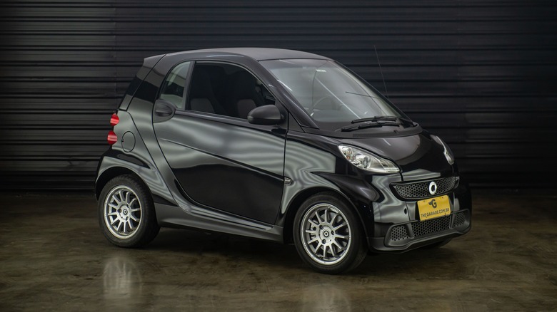 A black 451 Smart Fortwo, front 3/4 view