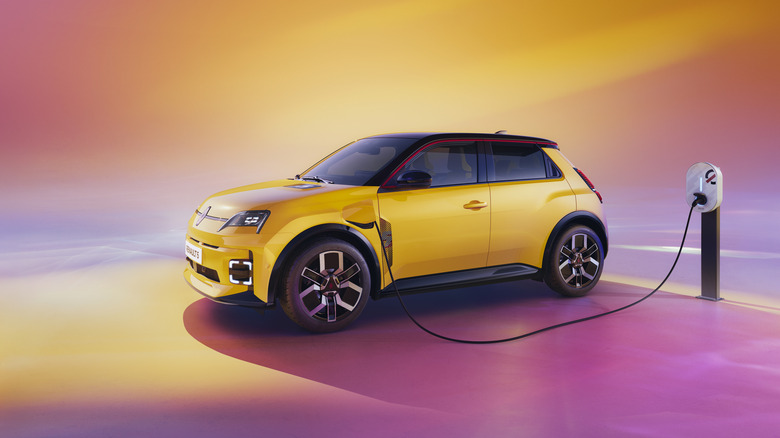 The new Renault 5 E-Tech Electric in yellow, front 3/4 view, charging