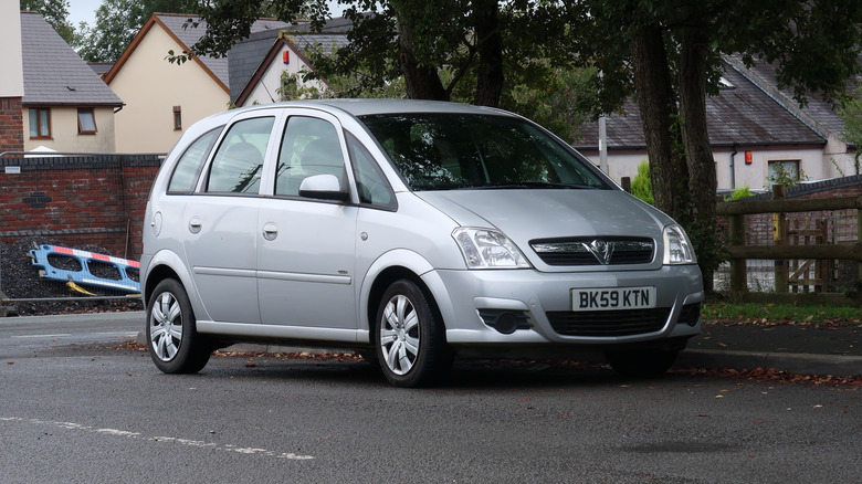 A silver street parked Vauxhall Meriva in the UK, front 3/4 view