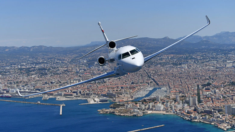 Dassault Falcon 8X over city