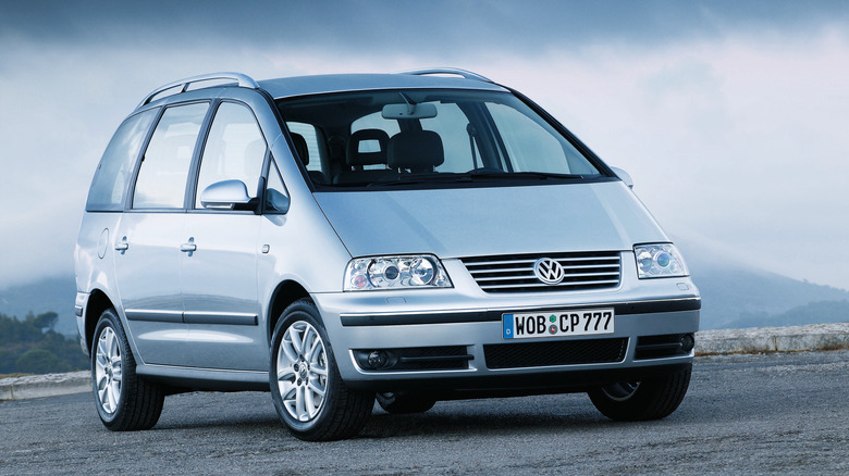 The Volkswagen Sharan Mk1 facelift in silver, front 3/4 view