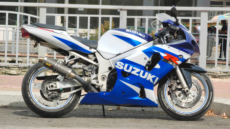 White and blue suzuki gsxr600