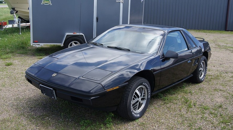 Black Pontiac Fiero 2m4