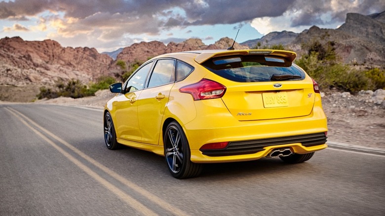 2017 Ford Focus ST rear 3/4 view