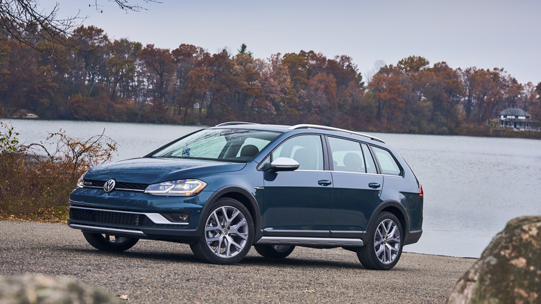 The Volkswagen Golf Alltrack in blue, front 3/4 view