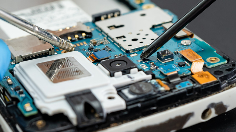 Internal components of a smartphone