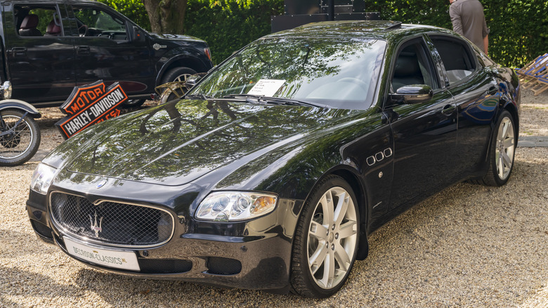 Fifth generation Maserati Quattroporte in black, front 3/4 view