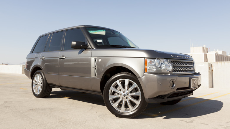 An early gray L322 Range rover on a parking garage, front 3/4 view