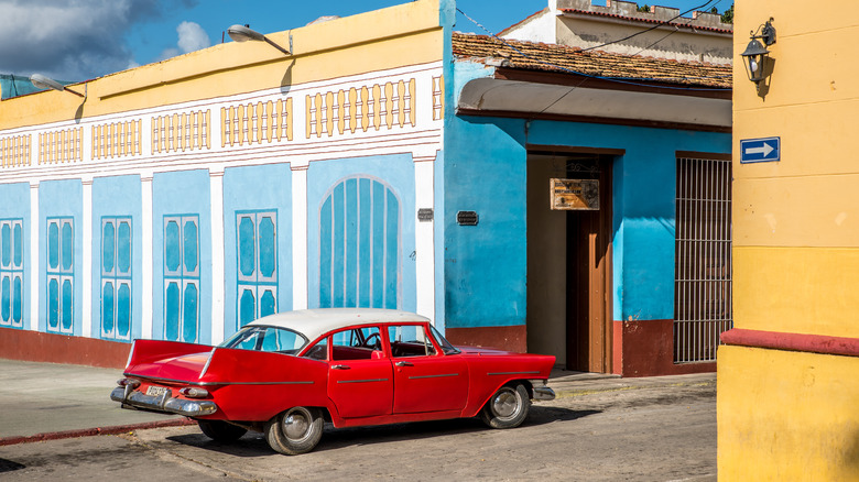 A Plymouth Belvedere in trinidad de Cuba