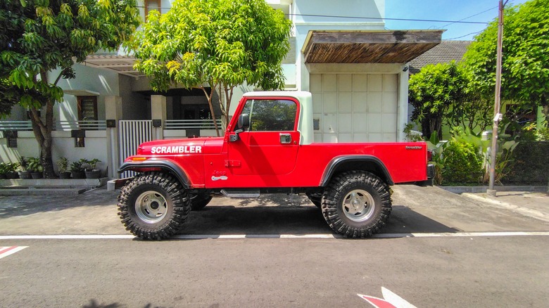 Jeep CJ-8 Scrambler