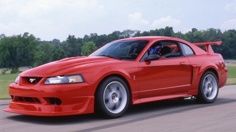 Front 3/4 view of 2000 Mustang SVT Cobra R