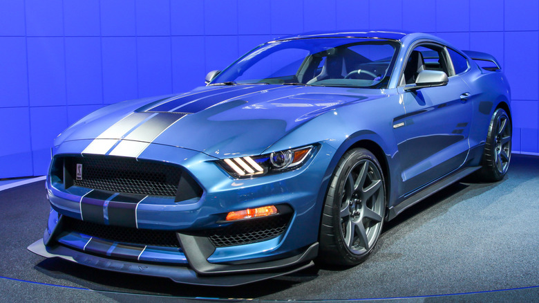 Front 3/4 view of 2015 Shelby Mustang GT350R